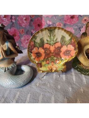 DECOUPAGE FLOWERS ON A SCALLOPED SHELL